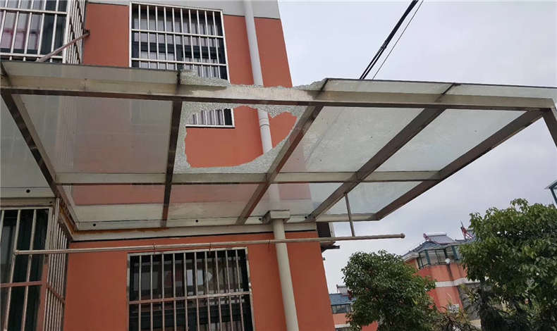 刮大風，車被車棚上的磚砸了，物業有責任嗎？ 