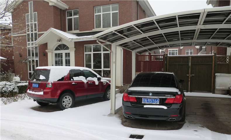 冬天車上滿是積雪，該怎么清理啊！