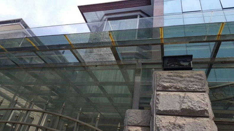 玻璃雨棚的危險？