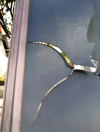 直擊丨因質量原因，至尊卡爾現場拆業主家鋁合金車棚