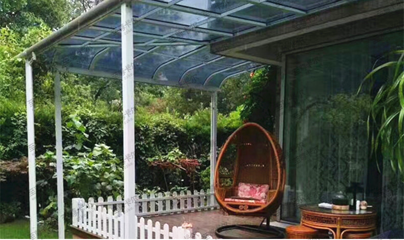 空曠的露臺搭配至尊卡爾露臺棚，您一定很喜歡！