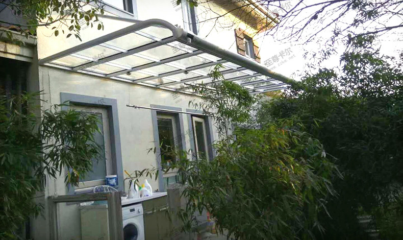 透光率高達(dá)88%,高過(guò)玻璃雨棚的透明耐力板雨棚圖片_至尊卡爾