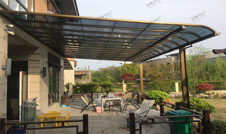 在自建房庭院搭建雨棚，不僅實(shí)用還美觀