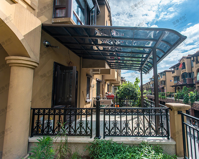 家里裝玻璃雨棚后悔了，網(wǎng)上的玻璃雨棚圖片能相信嗎？