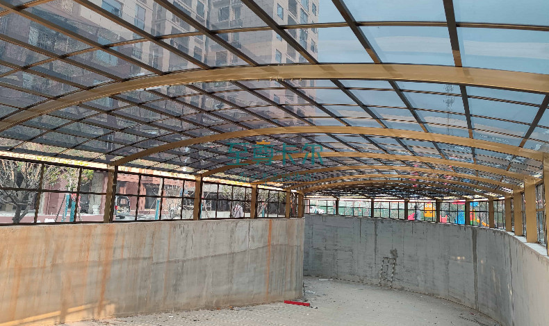 要做地下車(chē)庫(kù)出入口雨棚，來(lái)參考下湖北大冶一小區(qū)完工的案例吧